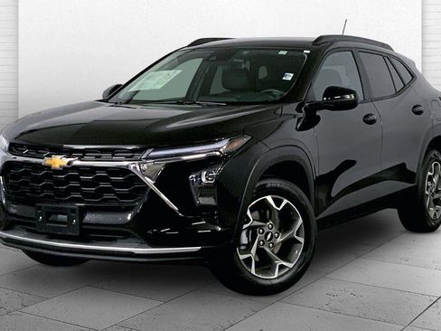 Used 2025 Chevrolet Trax LT w/ LT Convenience Package FWD image 12