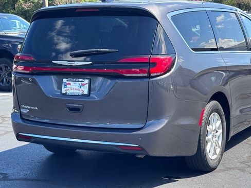 Used 2023 Chrysler Pacifica Touring-L FWD image 36