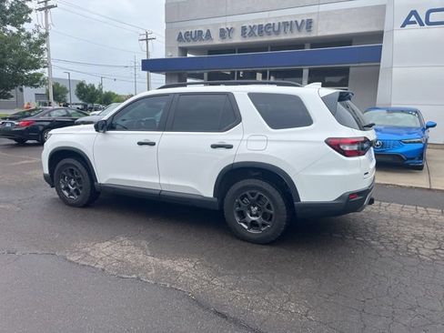 Used 2025 Honda Pilot TrailSport image 9