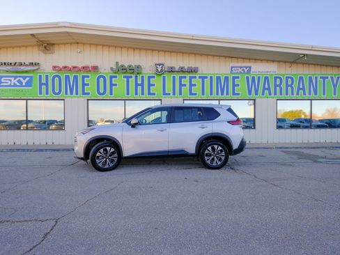 Used 2023 Nissan Rogue SV image 3