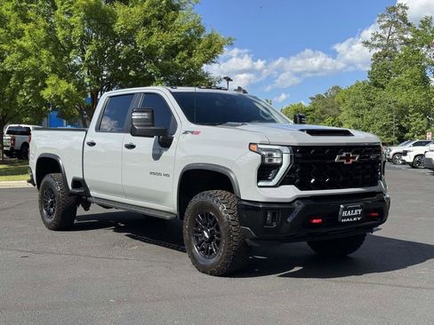 Used 2024 Chevrolet Silverado 2500 ZR2 AWD/4WD image 2