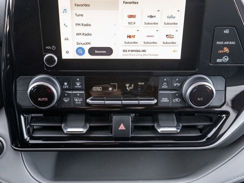 Used 2024 Toyota Highlander LE image 29