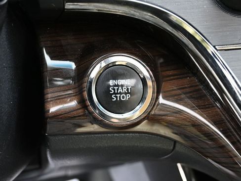 Used 2014 Toyota Avalon Limited image 19