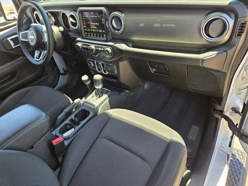 Certified 2023 Jeep Gladiator Overland image 18