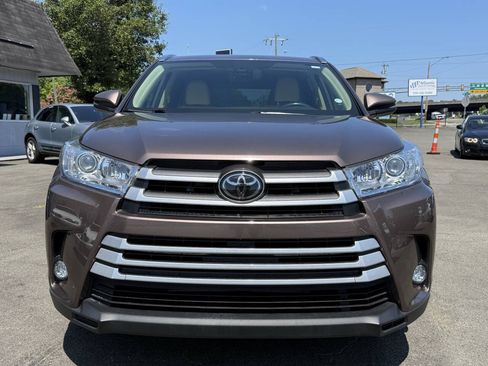 Used 2018 Toyota Highlander XLE AWD/4WD image 3