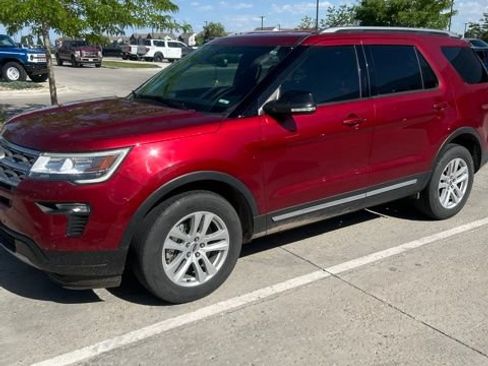 Used 2018 Ford Explorer XLT w/ Equipment Group 202A AWD/4WD image 2