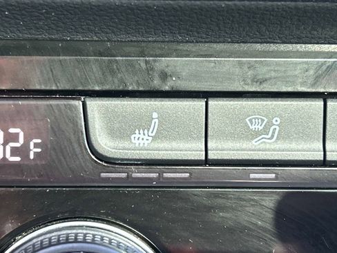 Used 2024 Volkswagen Taos SE image 31