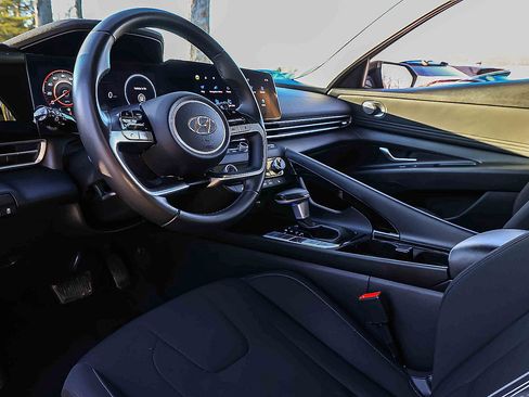 Used 2023 Hyundai Elantra SEL w/ Convenience Package image 7