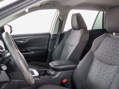 Used 2021 Toyota RAV4 XLE image 23