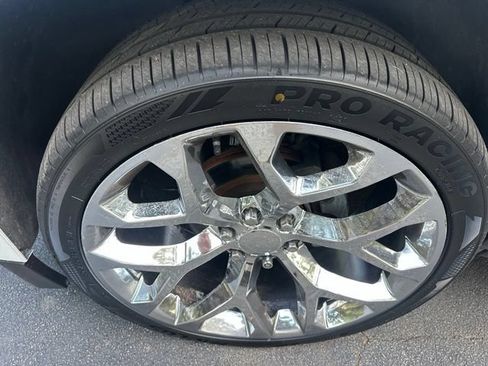 Used 2018 Chevrolet Suburban LS RWD image 3