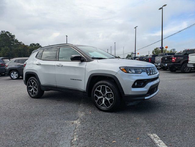 Used 2025 Jeep Compass Limited AWD/4WD image 3