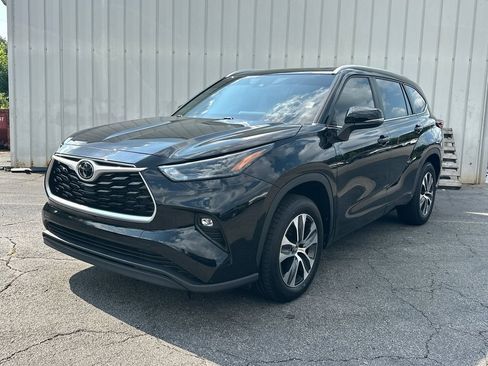 Used 2023 Toyota Highlander XLE FWD image 2