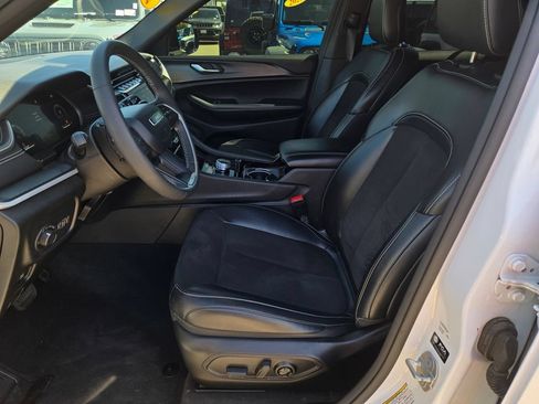 Used 2023 Jeep Grand Cherokee Altitude RWD image 15