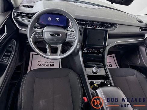 Used 2023 Jeep Grand Cherokee Laredo AWD/4WD image 27