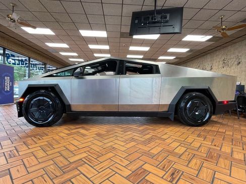 Used 2024 Tesla Cybertruck AWD Crew Cab image 5