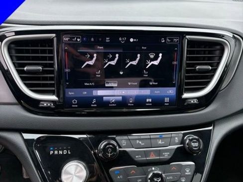 Used 2025 Chrysler Pacifica Select FWD image 19