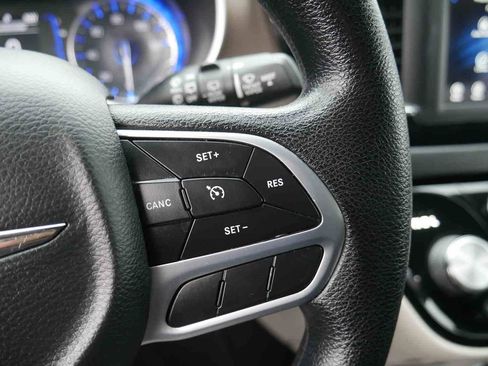 Used 2020 Chrysler Voyager LX image 34