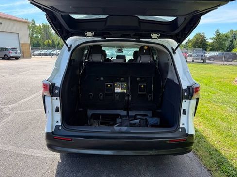 Used 2021 Toyota Sienna LE FWD image 3