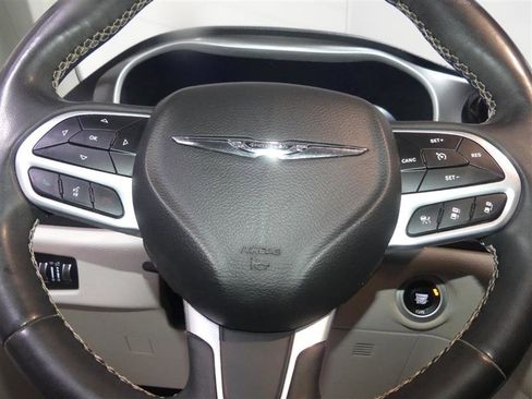 Used 2023 Chrysler Pacifica Touring-L FWD image 31