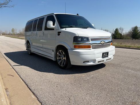 Used 2016 Chevrolet Express 2500 image 4