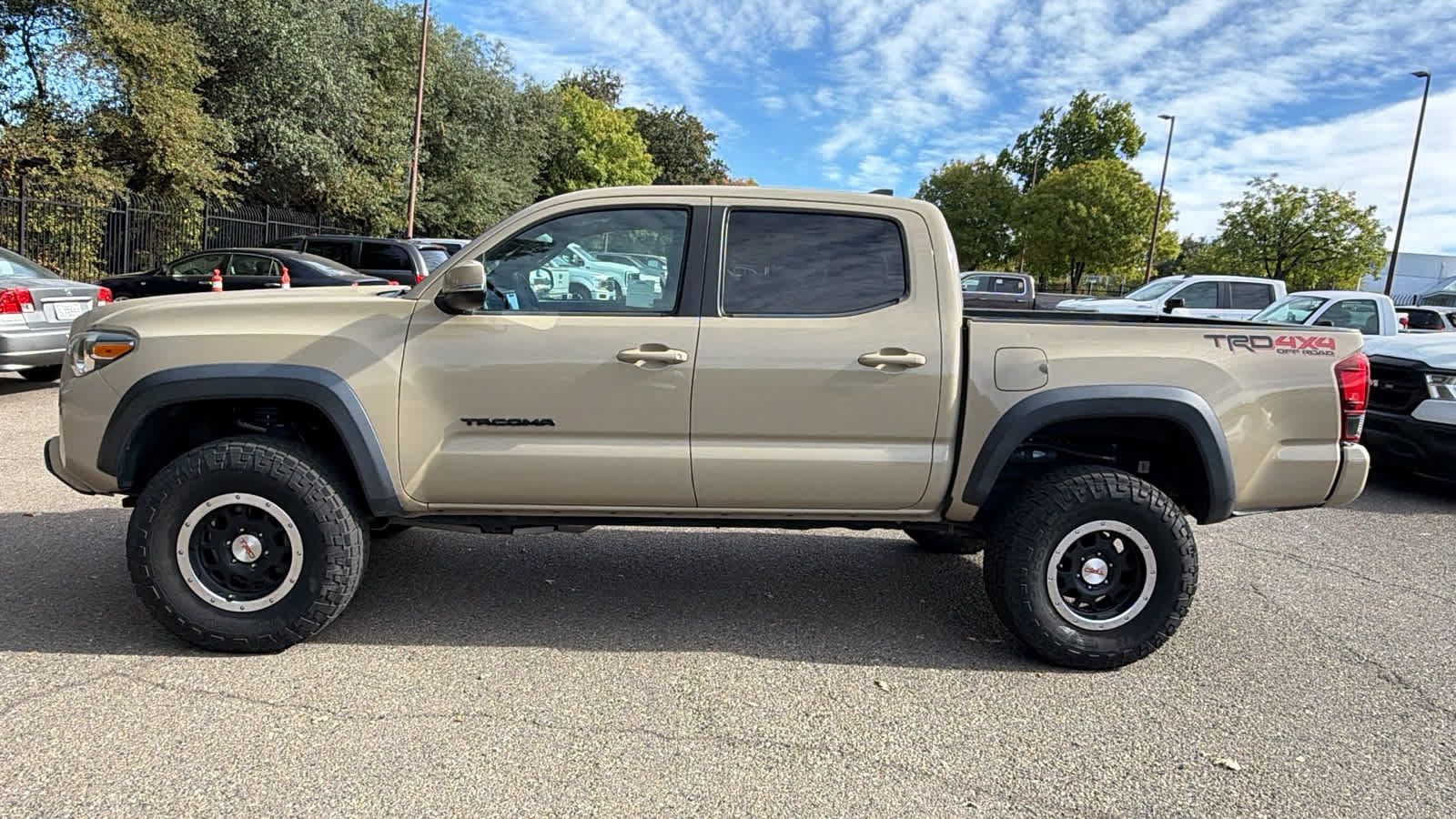 Used 2018 Toyota Tacoma TRD Off-Road AWD/4WD image 8
