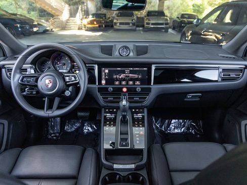 Certified 2026 Porsche Macan AWD/4WD image 33