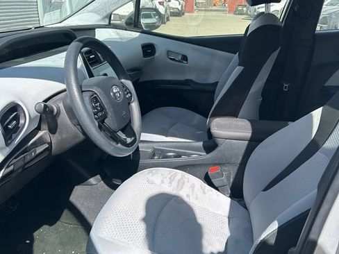 Used 2022 Toyota Prius LE FWD image 3