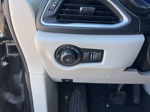Used 2022 Chrysler Pacifica Touring-L w/ Uconnect Theater Family Group FWD image 17