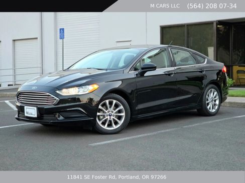 Used 2017 Ford Fusion SE w/ Fusion SE Technology Package FWD image 2