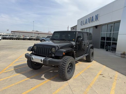 Used 2015 Jeep Wrangler Unlimited Sahara w/ Connectivity Group image 3