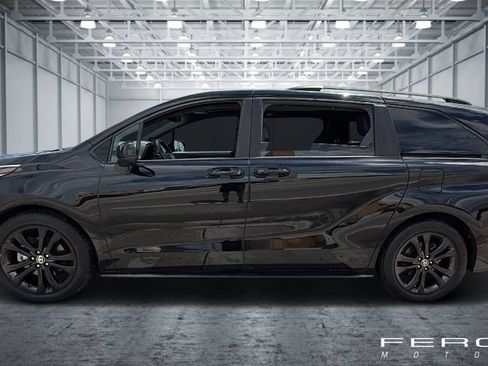 Used 2021 Toyota Sienna XSE w/ XSE Plus Package FWD image 2