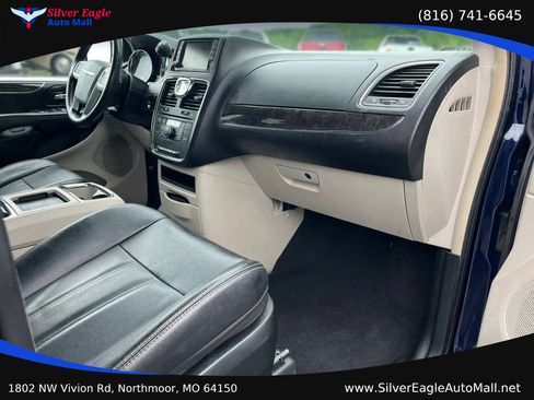 Used 2015 Chrysler Town & Country Touring FWD image 8