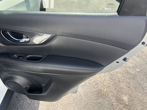 Used 2018 Nissan Rogue SV w/ Premium Package image 22