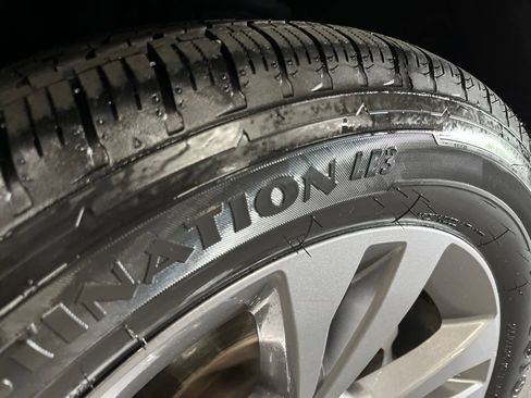 Used 2021 Ford Explorer XLT w/ Equipment Group 202A RWD image 12