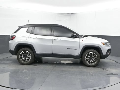 Used 2025 Jeep Compass Trailhawk AWD/4WD image 4