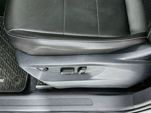 Used 2021 Volkswagen Tiguan SE FWD image 9