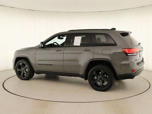 Used 2019 Jeep Grand Cherokee Laredo AWD/4WD image 3