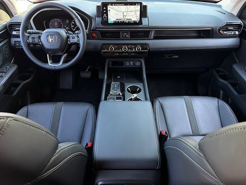 Used 2025 Honda Pilot Touring image 9