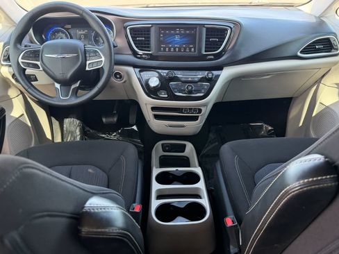 Used 2021 Chrysler Voyager L FWD image 18