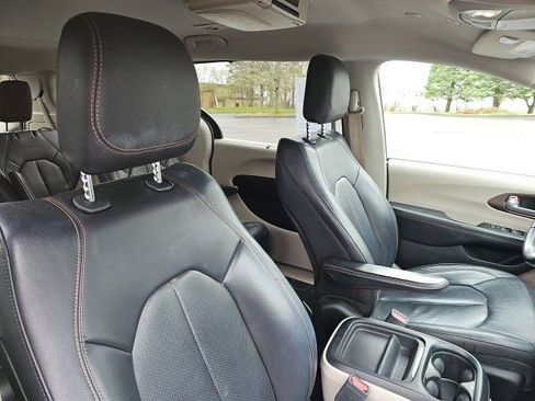 Used 2018 Chrysler Pacifica Touring-L w/ Premium Audio Group image 12