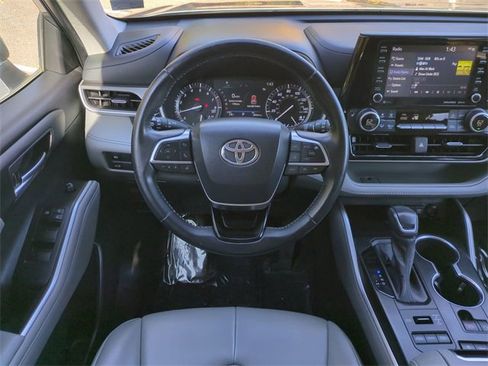 Used 2021 Toyota Highlander XLE image 16