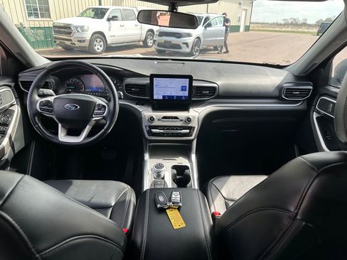 Used 2023 Ford Explorer XLT AWD/4WD image 26