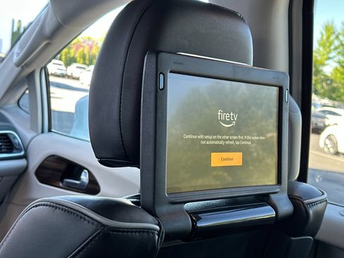 Used 2022 Chrysler Pacifica Limited w/ Uconnect Theater Family Group FWD image 14