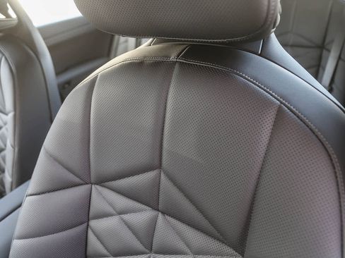 New 2026 BMW 740i w/ Premium Package image 21