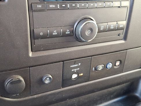 Used 2018 Chevrolet Express 2500 Extended image 17