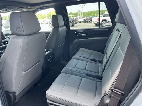 Used 2023 GMC Yukon SLT w/ SLT Premium Package AWD/4WD image 3