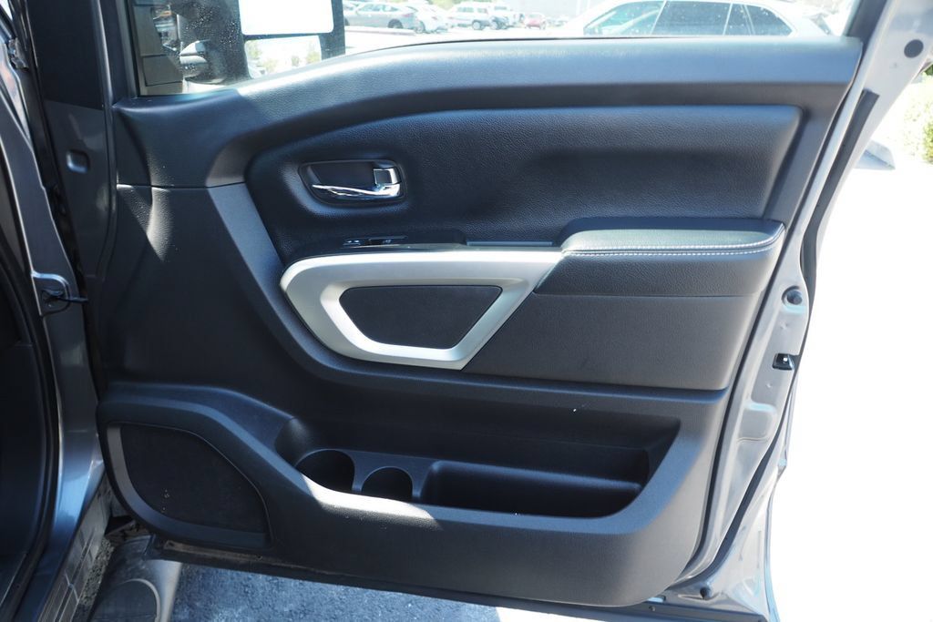 Used 2017 Nissan Titan PRO-4X AWD/4WD image 21