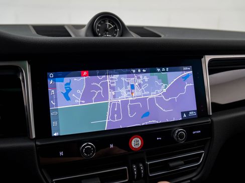 Certified 2023 Porsche Macan S image 21