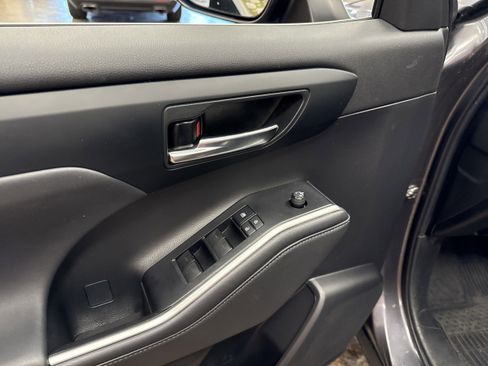 Used 2022 Toyota Highlander XLE image 28
