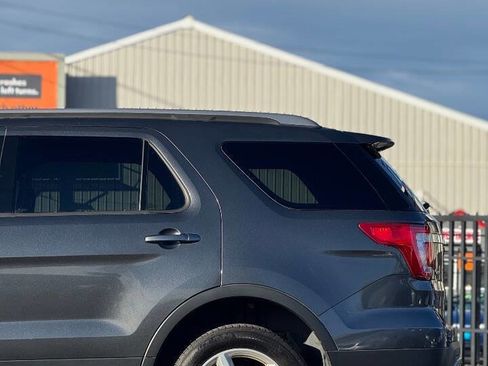 Used 2017 Ford Explorer XLT image 17